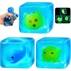 Λεπτομερής προβολή των παιχνιδιών squishy σε σχήμα παγοκύβου με ζώα του ωκεανού.
