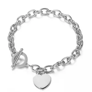 Gros plan du bracelet en acier inoxydable avec pendentif cœur et fermoir en T.