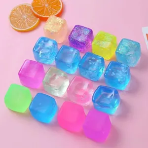 Πολύχρωμα παιχνίδια squishy παγάκια με γκλίτερ και σχέδια με χιονονιφάδες.