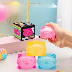 Λεπτομέρεια παιχνιδιού squishy σε σχήμα γάτας με αργή επαναφορά σε έντονα χρώματα