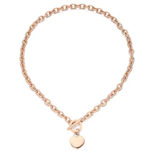 Détail d'un collier en acier inoxydable or rose avec pendentif cœur et fermoir en T