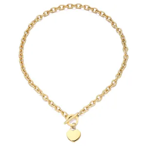 Détail d'un collier en acier inoxydable doré avec pendentif cœur et fermoir à bascule