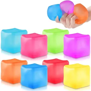 Vista dettagliata di giocattoli squishy a forma di cubetto di ghiaccio colorati antistress