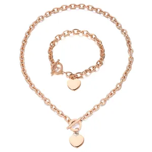Vue détaillée d'un ensemble de bijoux en acier rose avec pendentifs cœur en T.