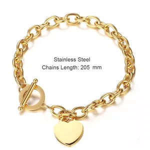 Vue détaillée d'un bracelet à pendentif cœur doré en acier inoxydable avec fermoir en T