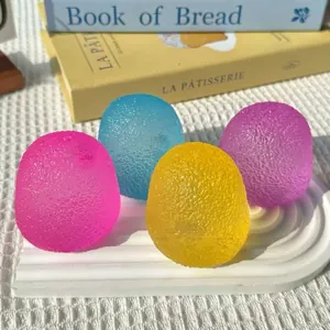 Dettaglio di quattro palline antistress colorate in maltosio testurizzato su vassoio