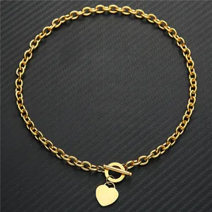 Détail d'un collier en acier inoxydable doré avec pendentif cœur et fermoir en T