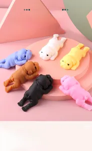 Gros plan de jouets squishy chien Shar Pei colorés pour se détendre