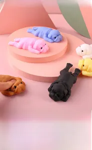 Variété de jouets spongieux bouledogues colorés sur supports pour soulager le stress.