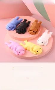 Gros plan de six bouledogues squishy colorés sur des supports circulaires roses