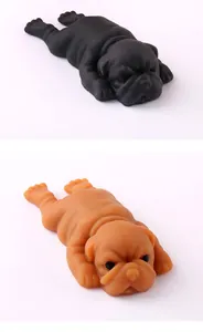 Λεπτομερής προβολή του χαριτωμένου squishy παιχνιδιού σε μαύρο και καφέ χρώμα.