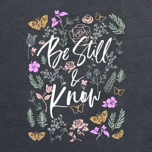 Impression graphique florale Be Still & Know sur un t-shirt en coton gris foncé pour femme