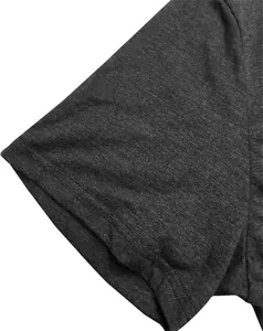 Détail de la manche d'un t-shirt gris foncé pour femme montrant la texture du tissu