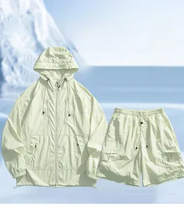 Vue détaillée de l'ensemble de protection solaire respirant avec veste et short cargo