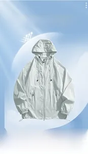 Vue détaillée d'une veste de protection solaire légère avec un tissu respirant d'été