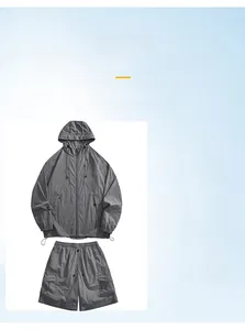Ensemble protection solaire avec veste à capuche et short cargo pour activités de plein air.