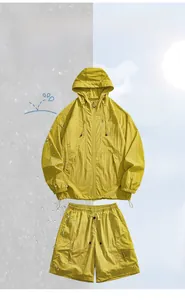 Détail de l'ensemble sweat à capuche et short de protection solaire jaune avec UPF50+.