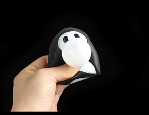 Primo piano di una mano che stringe un divertente giocattolo squishy bianco e nero