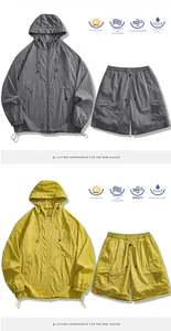 Détail de l'ensemble de protection solaire avec veste à capuche et short cargo assorti.