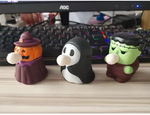 Set di tre giocattoli antistress di Halloween che sputano bolle posati sulla scrivania.