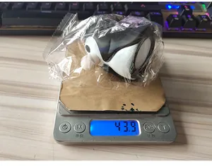 Dettaglio macro del giocattolo antistress a forma di pinguino che pesa 43,9 grammi