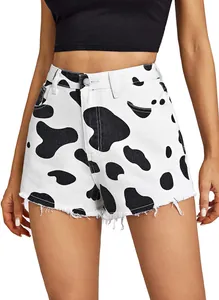 Detailansicht der Damen-Jeans-Shorts mit Kuh-Print, hoher Taille und offenem Saum