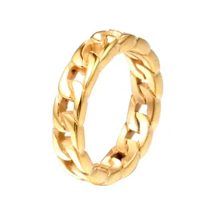 Nahaufnahme eines goldenen Panzerkettenrings für Herren aus langlebigem Edelstahl.