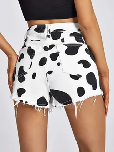 Detaillierte Rückansicht der Kuhdruck-Jeansshorts mit hoher Taille und ausgefransten Säumen