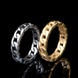 Detailaufnahme von Edelstahl-Kettenringen in Silber und Gold mit Spiegelung