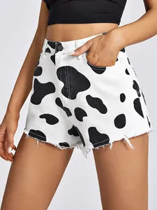 Detailansicht der stylischen Damen Denim-Shorts mit hohem Bund und Kuhmuster-Print