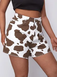 Detailansicht der High-Waist-Denim-Shorts mit trendigem braunem Kuhmuster-Print