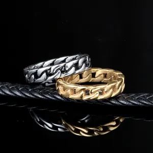 Nahaufnahme von Punk-Stil Edelstahl-Kettenringen mit poliertem Silber und Gold-Finish
