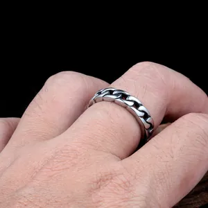 Nahaufnahme eines silbernen Panzerketten-Rings für Herren, am Finger getragen