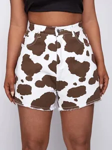 Detailaufnahme der hoch taillierten Damen-Jeansshorts mit Kuhprint und Fransen