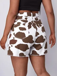 Rückansicht Damen High-Waist Denim Shorts mit braunem Kuhmuster und Fransen am Saum