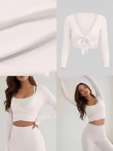 Elegante top corto de punto blanco con cuello en V y nudo, corte ajustado de manga larga