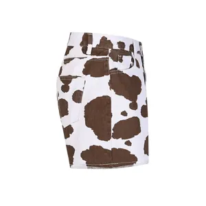 Detailansicht der modischen Damen-Jeans-Shorts mit trendigem braunem Kuhmuster-Print.
