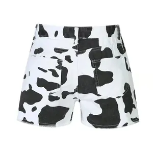 Hoch taillierte Damen-Denim-Shorts mit stylischem schwarz-weißem Kuhprint Rückansicht