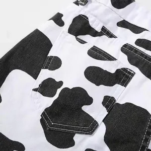 Detailansicht der schwarz-weißen Kuhprint-Textur auf den Jeans-Shorts für Damen