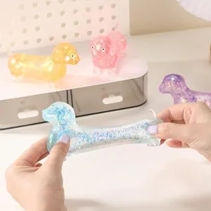Nahaufnahme eines glitzernden blauen Dackel-Quetschspielzeugs, das zur Entspannung gedehnt wird