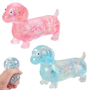 Detailansicht eines glitzernden Dackel-Squeeze-Spielzeugs mit weicher Textur und Hand