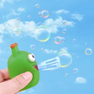 Giocattolo spara bolle a forma di insetto verde per divertimento dei bambini all'aperto