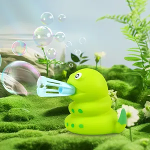 Dettaglio del giocattolo soffia bolle serpente verde per bambini in giardino soleggiato