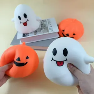 Gros plan de mains pressant des jouets mous en forme de fantôme et citrouille pour se détendre