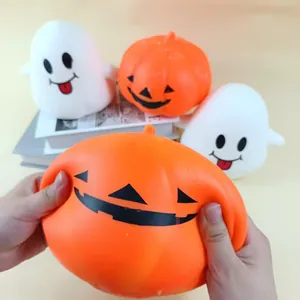 Vue détaillée montrant la texture d'un jouet squishy citrouille pressé.