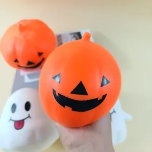 Gros plan sur des jouets anti-stress citrouille orange et fantôme blanc pour Halloween