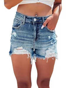 Pantaloncini di jeans a vita alta con strappi, frange sfrangiate e dettagli di moda