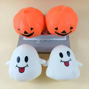 Détail en gros plan de mignons jouets squishy citrouille et fantôme d'Halloween