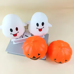 Gros plan de jouets anti-stress Halloween mignons en forme de fantôme et de citrouille