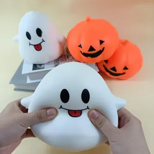 Gros plan de mains pressant un jouet anti-stress mou en forme de fantôme pour Halloween.
